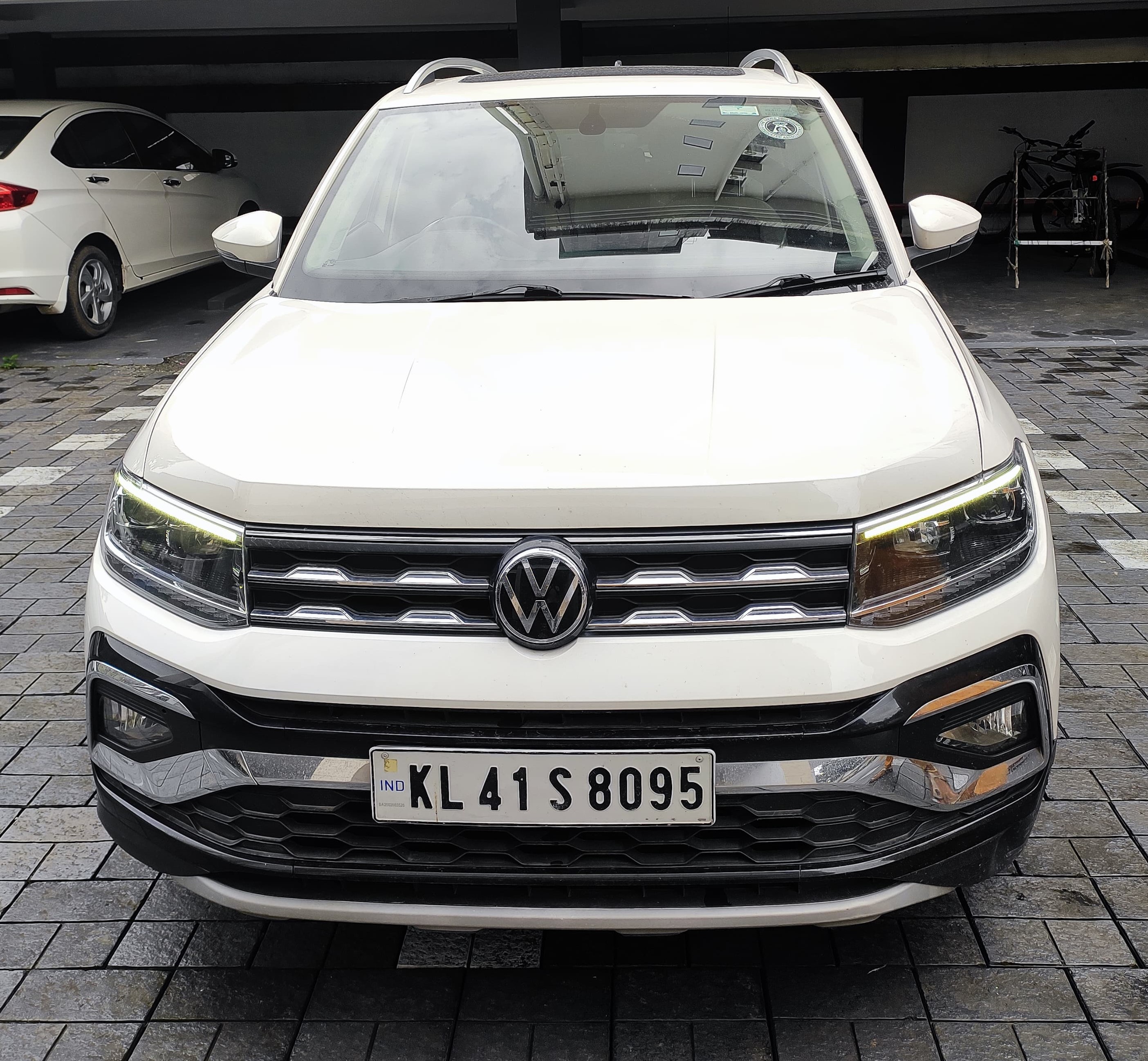 Volkswagen Taigun(2021-2023) Topline 1.0 Tsi At