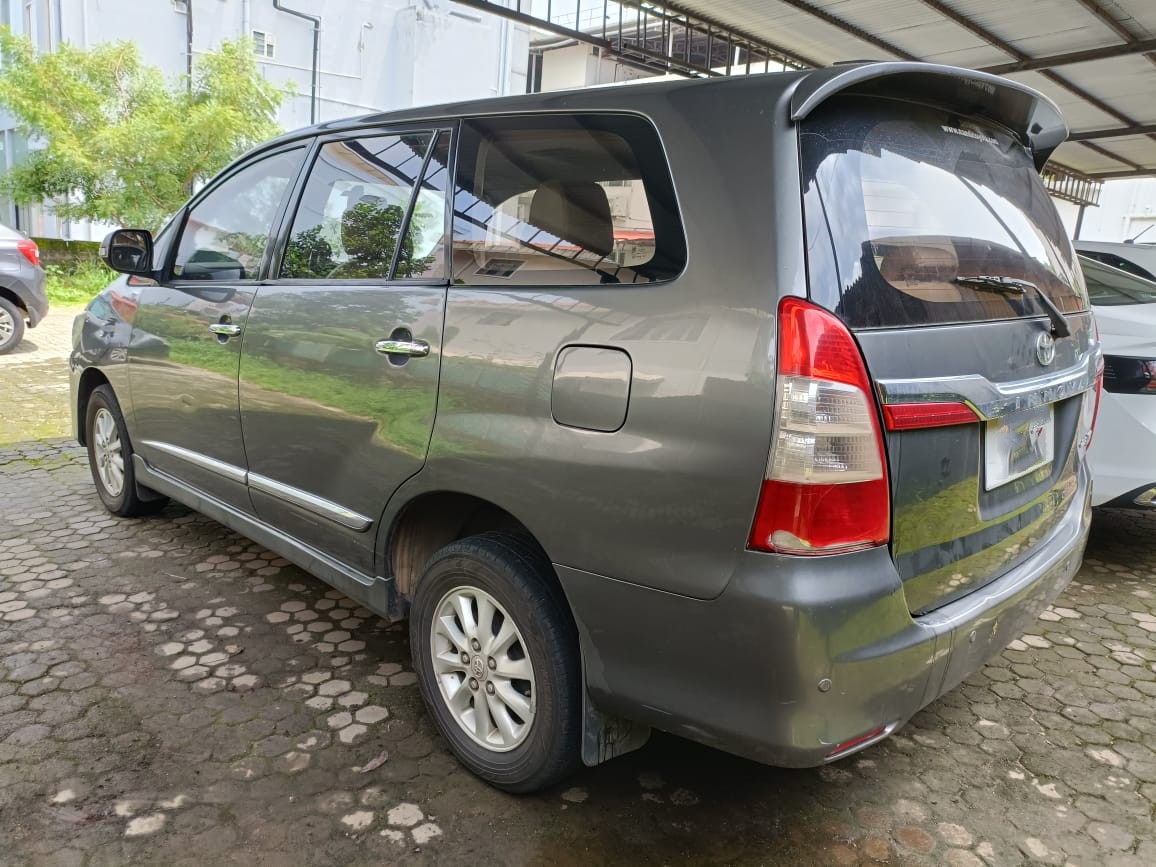 Toyota Innova(2013-2014) 2.5 V 7 Str
