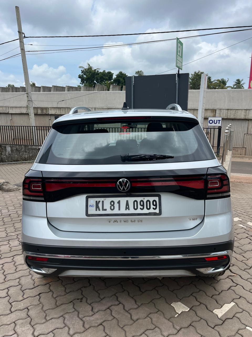Volkswagen Taigun(2021-2023) Topline 1.0 Tsi At