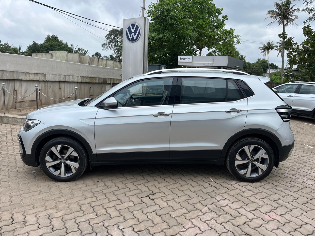 Volkswagen Taigun(2021-2023) Topline 1.0 Tsi At