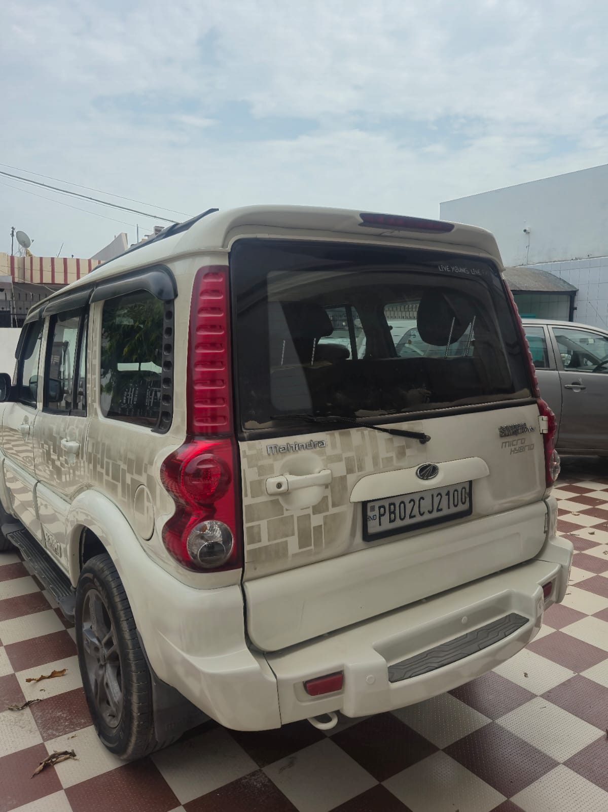 Mahindra Scorpio(2009-2014) Vlx 2wd At Bs-iv